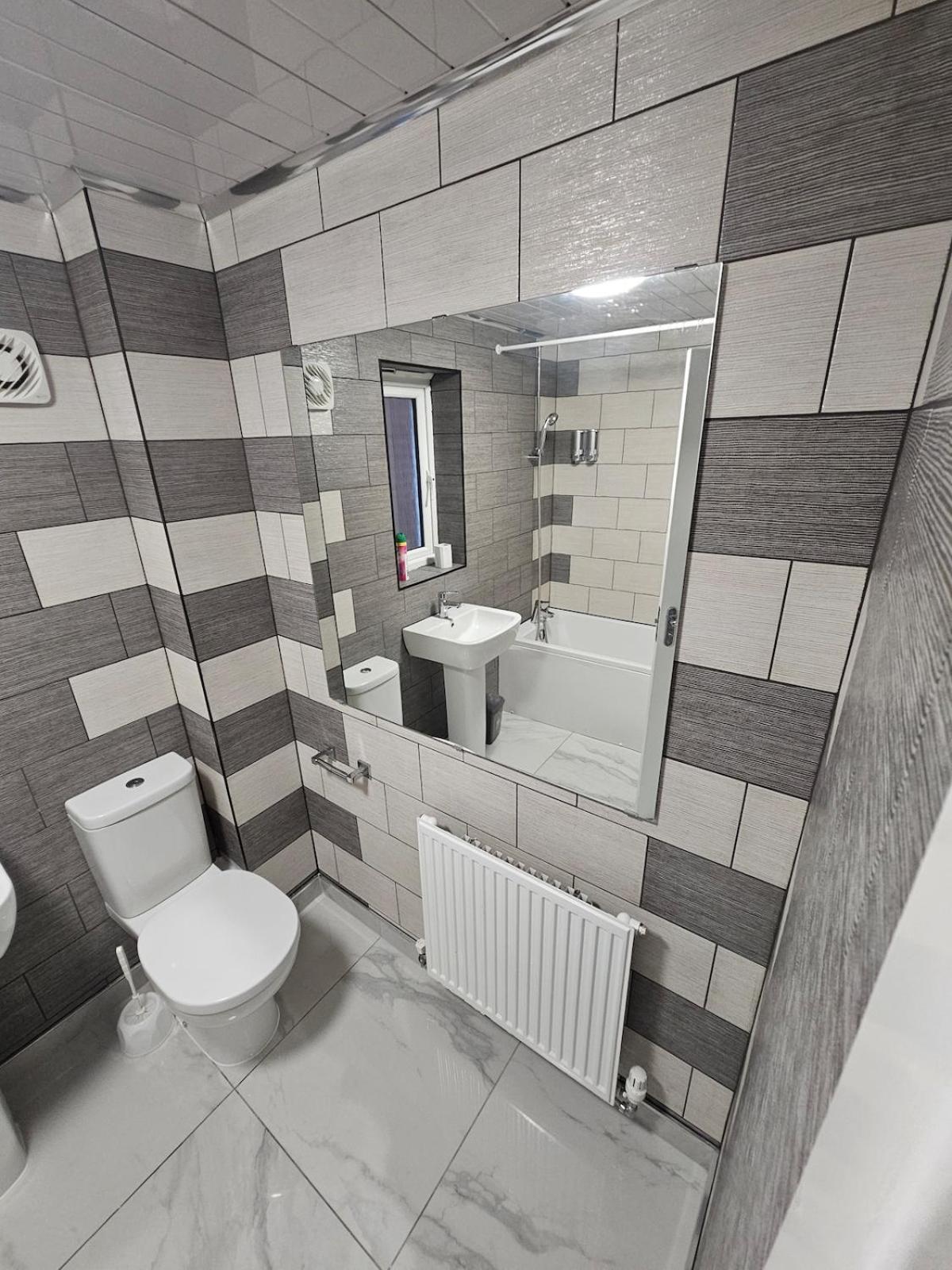Very Cosy 3 Bedroom House Close To Apartment