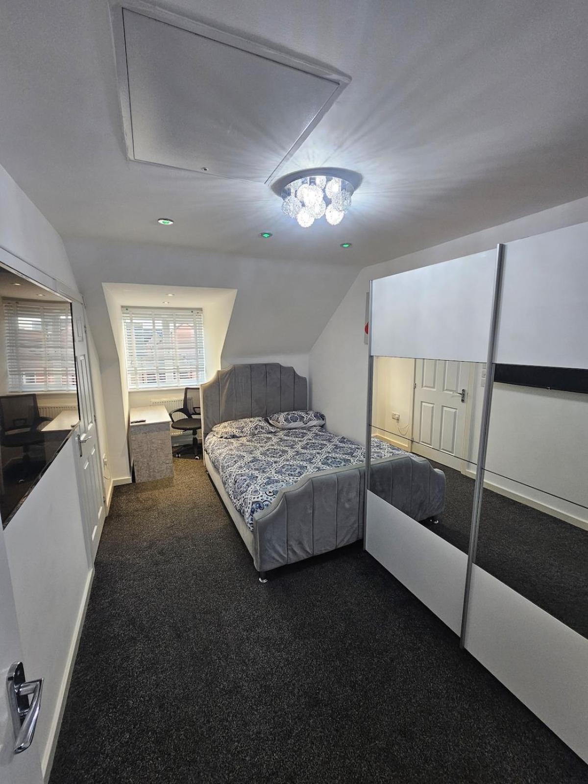 Very Cosy 3 Bedroom House Close To Apartment Coventry