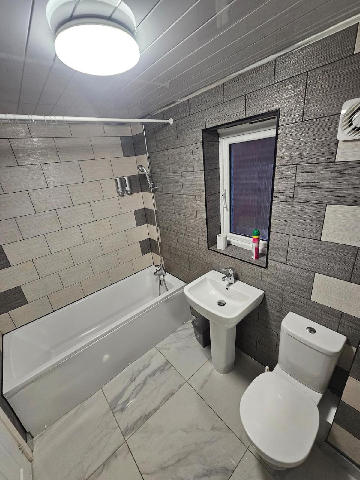 Very Cosy 3 Bedroom House Close To Apartment *